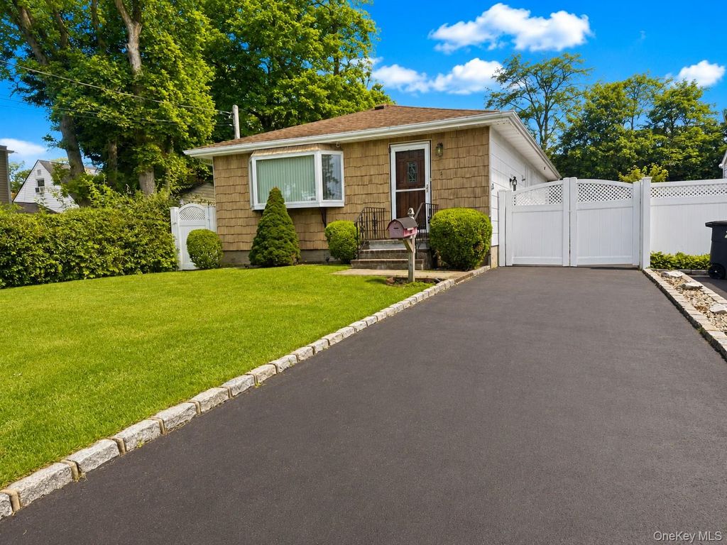 4 Westwood Avenue, Deer Park, NY 11729