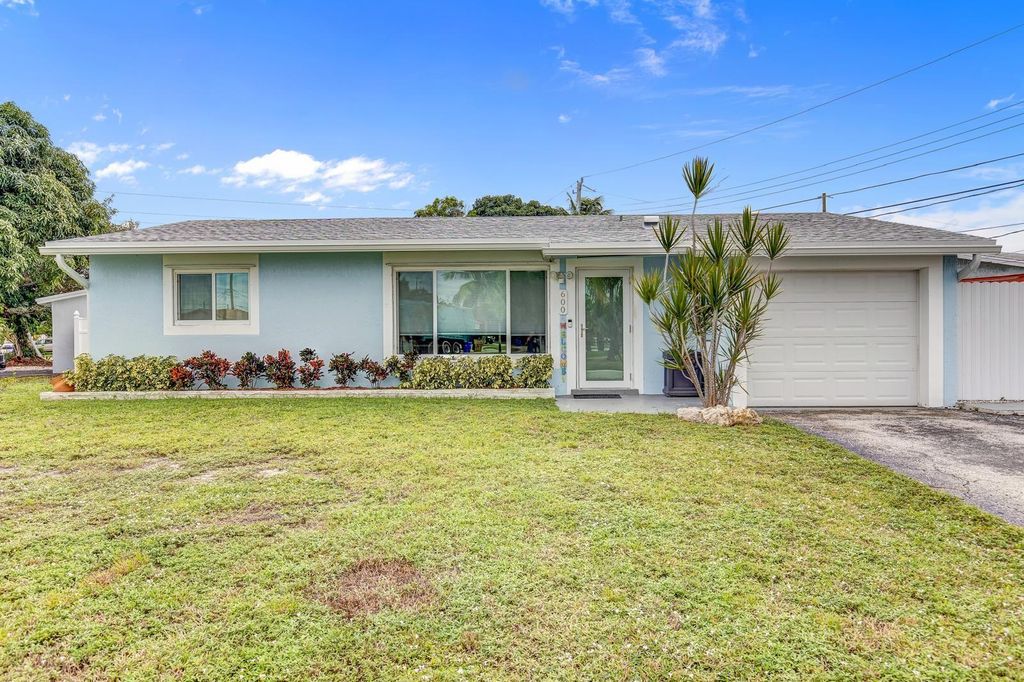 600 SW 14th Pl, Deerfield Beach, FL 33441
