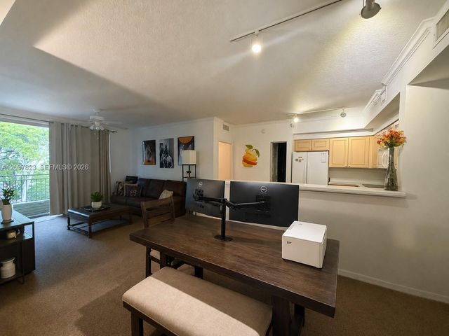 6861 SW 44th St 205, Miami, FL 33155