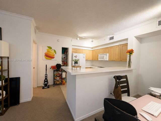 6861 SW 44th St 205, Miami, FL 33155