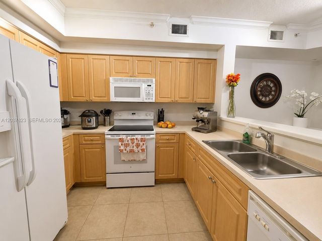 6861 SW 44th St 205, Miami, FL 33155