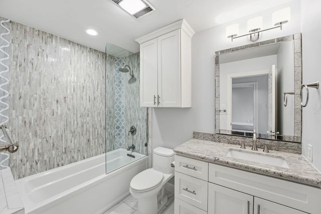 28 Tournament WAY, The Hills, TX 78738