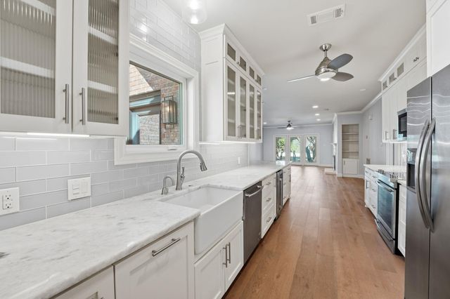 28 Tournament WAY, The Hills, TX 78738