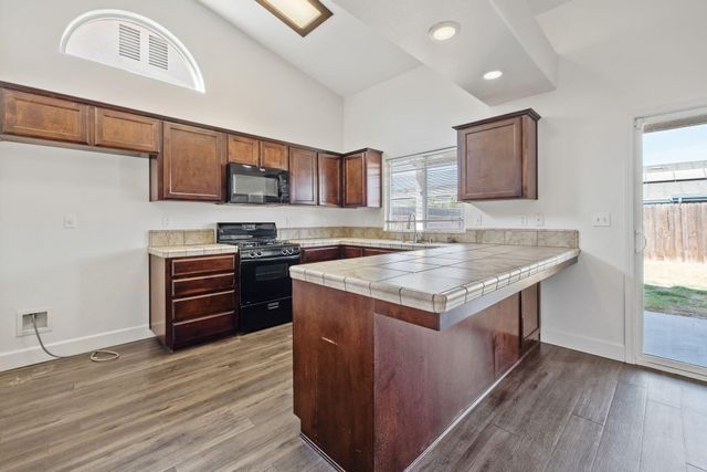 30925 Eagle Street, Visalia, CA 93291