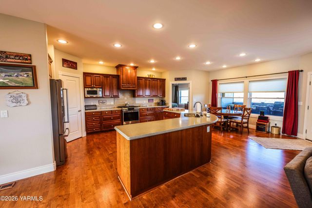 1799 N Cottonwood Rd, Yakima, WA 98908