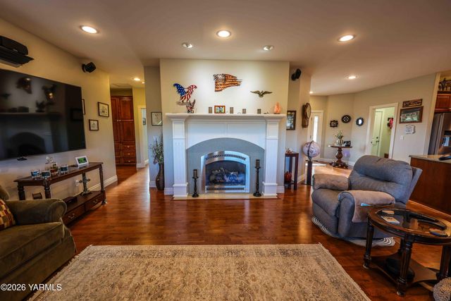 1799 N Cottonwood Rd, Yakima, WA 98908