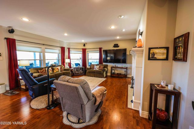 1799 N Cottonwood Rd, Yakima, WA 98908