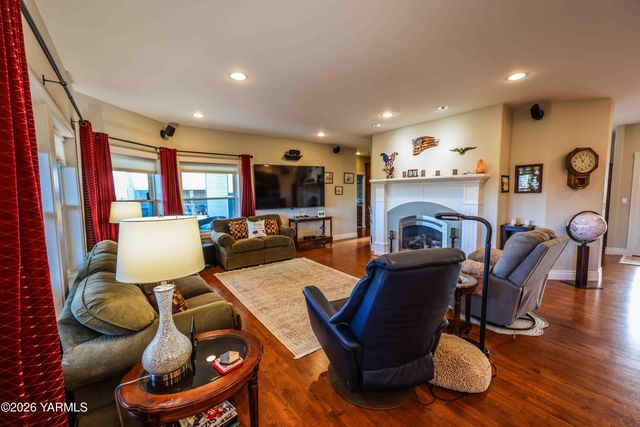 1799 N Cottonwood Rd, Yakima, WA 98908