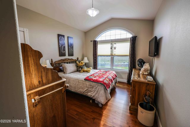 1799 N Cottonwood Rd, Yakima, WA 98908