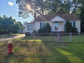 74 Woodstock St, Chicopee, MA 01020
