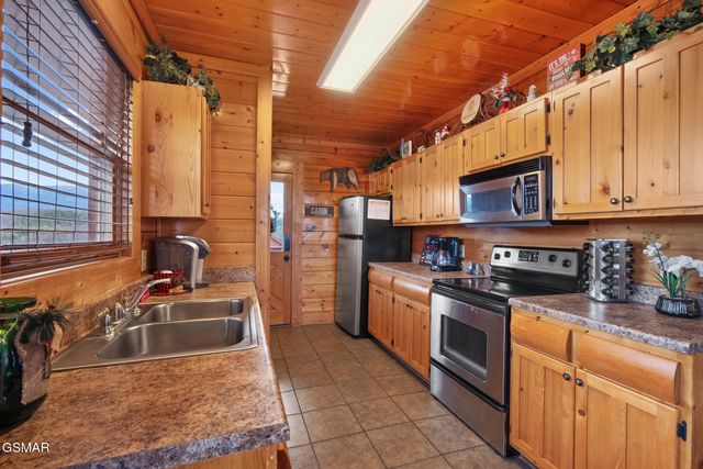 2853 White Oak Ridge Ln, Sevierville, TN 37862