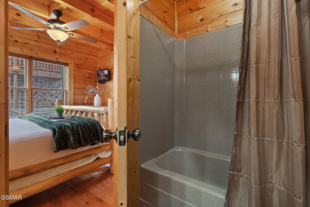 2853 White Oak Ridge Ln, Sevierville, TN 37862