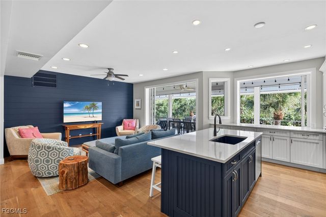 699 Anchor DR, Sanibel, FL 33957