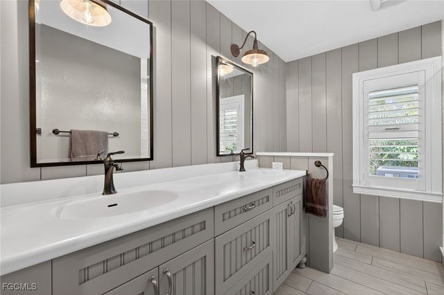 699 Anchor DR, Sanibel, FL 33957