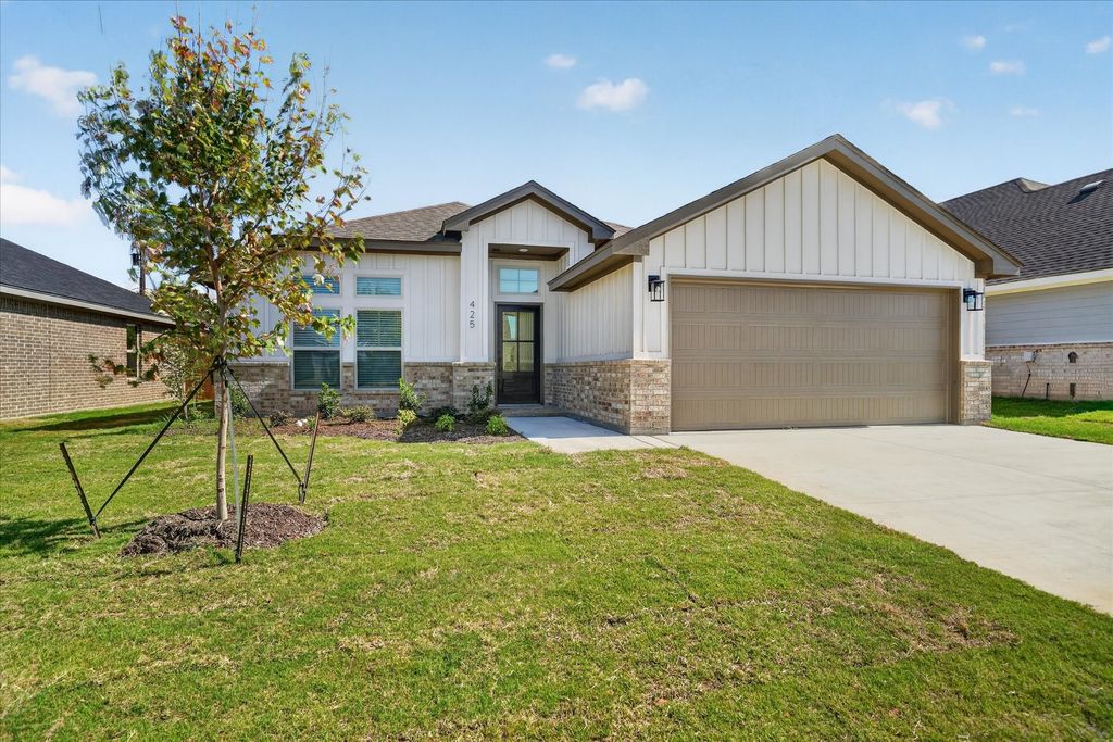 425 Rose Avenue, Cleburne, TX 76033 — exterior