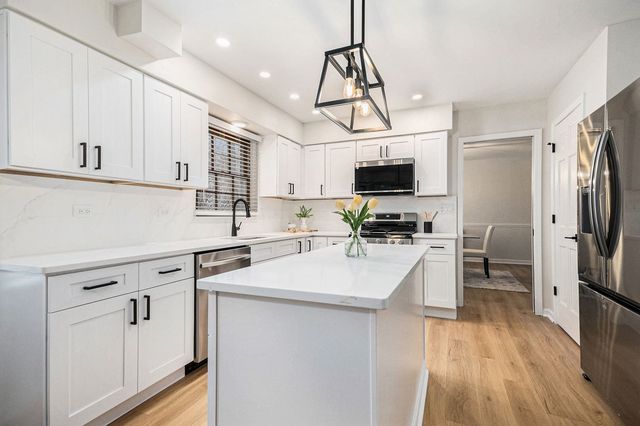 5387 Candlewood Court, Lisle, IL 60532