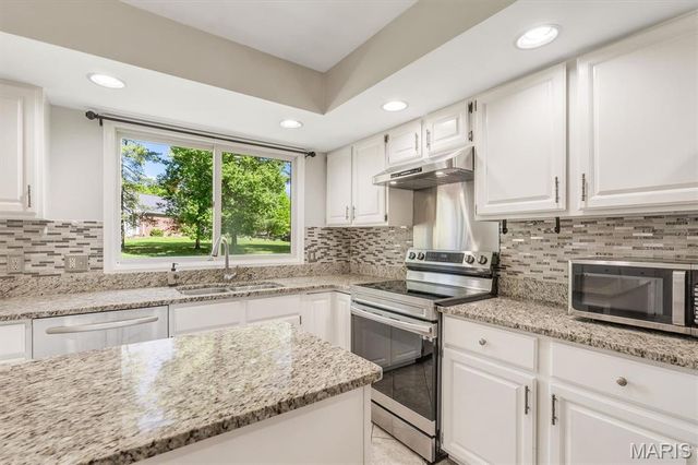 15355 Highcroft Drive, Chesterfield, MO 63017