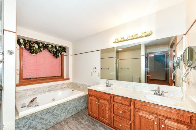 6052 W Broken Arrow Drive, New Palestine, IN 46163