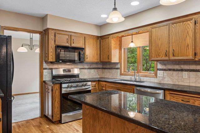 8290 W Lake Court, Chanhassen, MN 55317