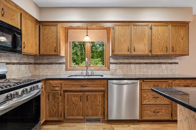 8290 W Lake Court, Chanhassen, MN 55317