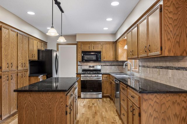 8290 W Lake Court, Chanhassen, MN 55317