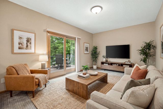 8290 W Lake Court, Chanhassen, MN 55317