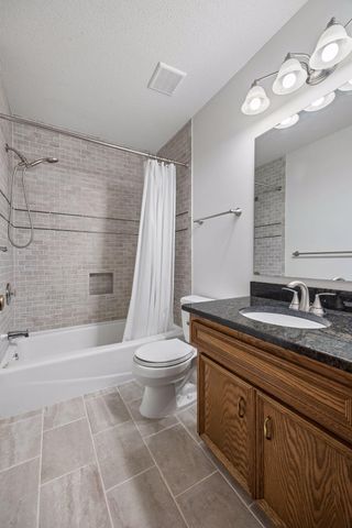 8290 W Lake Court, Chanhassen, MN 55317