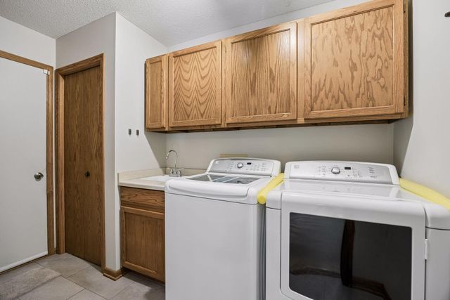 8290 W Lake Court, Chanhassen, MN 55317