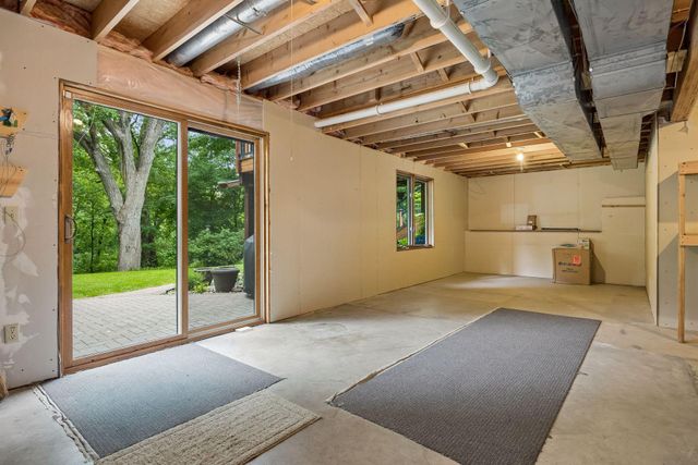 8290 W Lake Court, Chanhassen, MN 55317