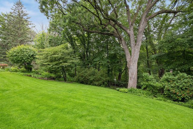 8290 W Lake Court, Chanhassen, MN 55317