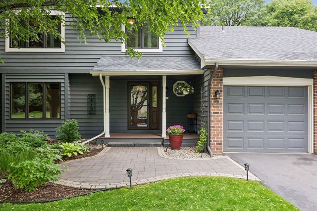 8290 W Lake Court, Chanhassen, MN 55317