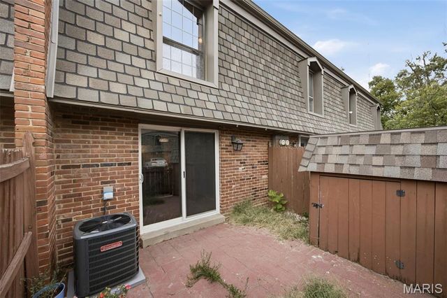 1871 Mansard Drive, St Louis, MO 63125