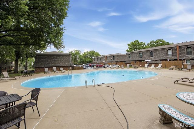 1871 Mansard Drive, St Louis, MO 63125