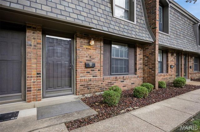 1871 Mansard Drive, St Louis, MO 63125
