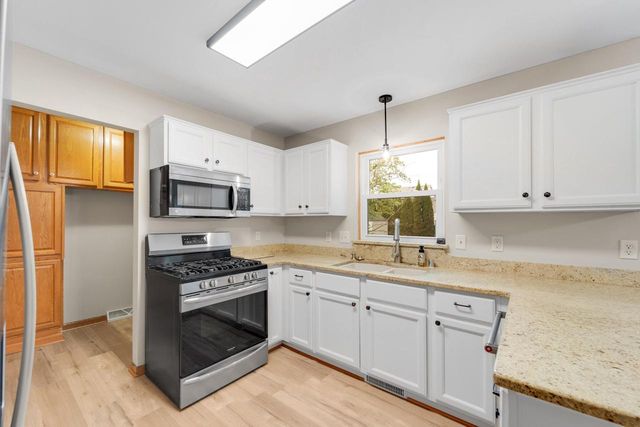 8275 Park View COURT, Oak Creek, WI 53154