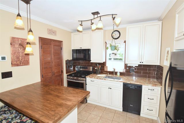 22 Salem Place, Copiague, NY 11726
