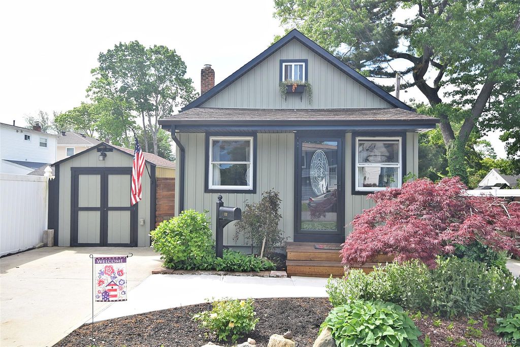 22 Salem Place, Copiague, NY 11726