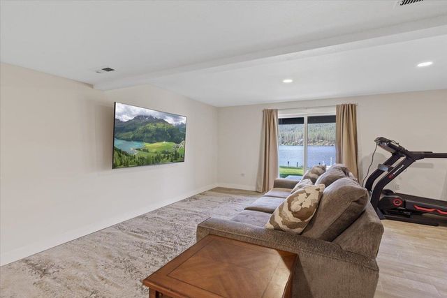 6619 Long Lake Dr, Nine Mile Falls, WA 99026