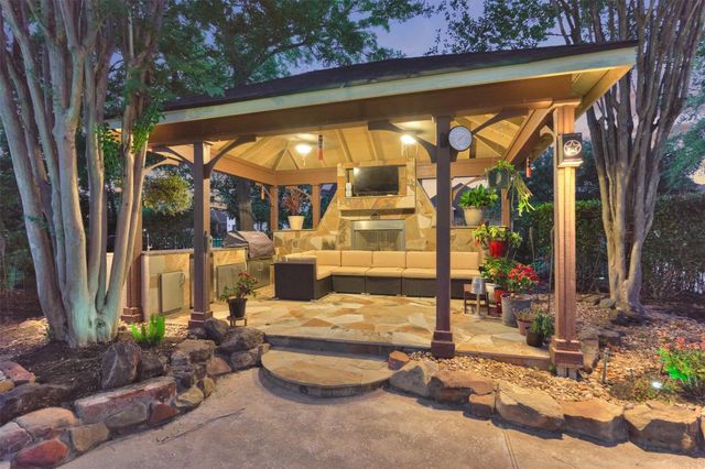 609 Edgewood Drive, Montgomery, TX 77356