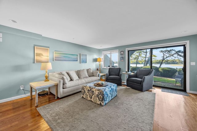 381 Great Oak Road APT 9, Mashpee, MA 02649