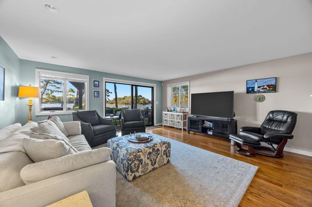 381 Great Oak Road APT 9, Mashpee, MA 02649