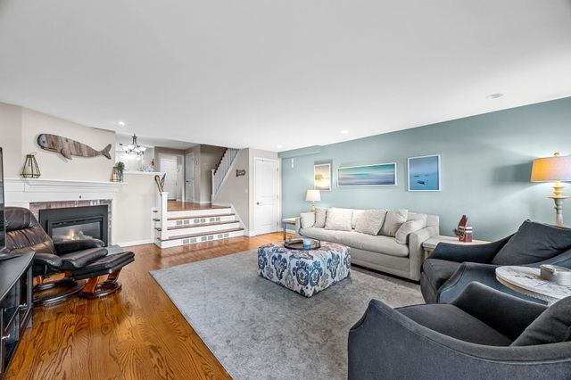 381 Great Oak Road APT 9, Mashpee, MA 02649