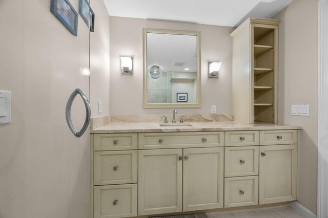 381 Great Oak Road APT 9, Mashpee, MA 02649