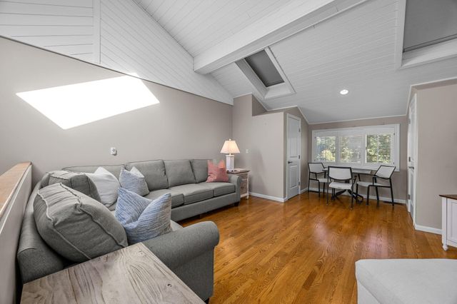 381 Great Oak Road APT 9, Mashpee, MA 02649