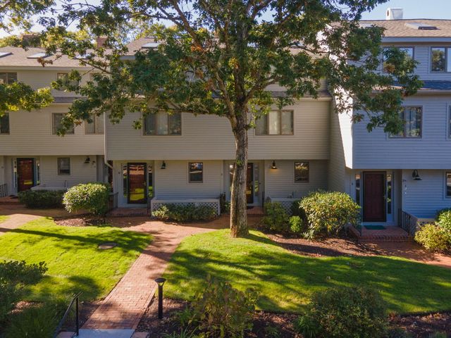 381 Great Oak Road APT 9, Mashpee, MA 02649