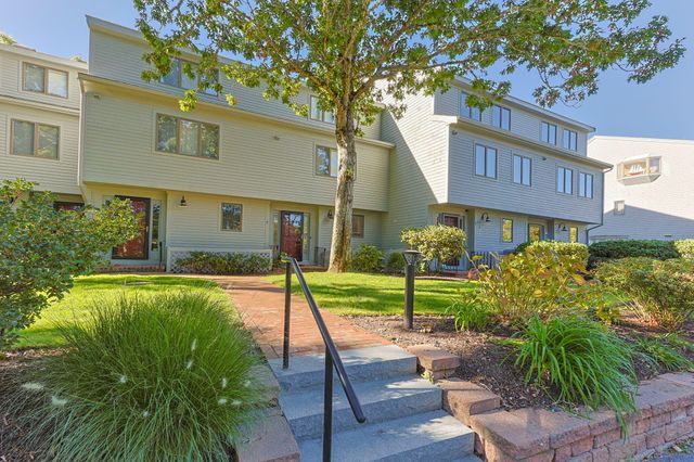 381 Great Oak Road APT 9, Mashpee, MA 02649