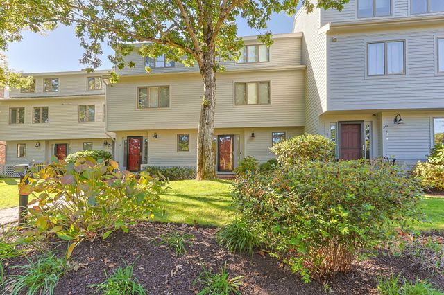 381 Great Oak Road APT 9, Mashpee, MA 02649