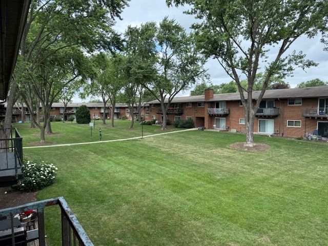 1900 W Knightsbridge Drive W 2B, Mount Prospect, IL 60056