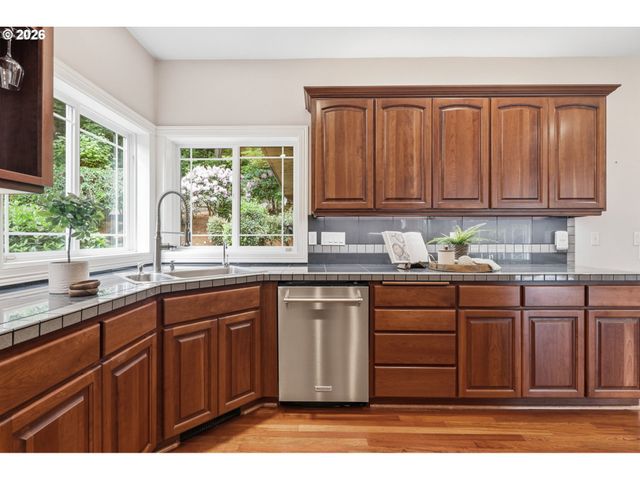 22868 Sw HILLCREST Rd, West Linn, OR 97068
