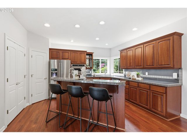 22868 Sw HILLCREST Rd, West Linn, OR 97068